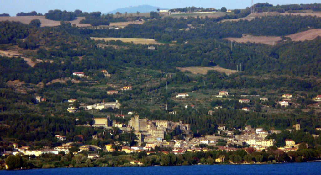 Bolsena gesehen vom Strand von Grotte di Castro